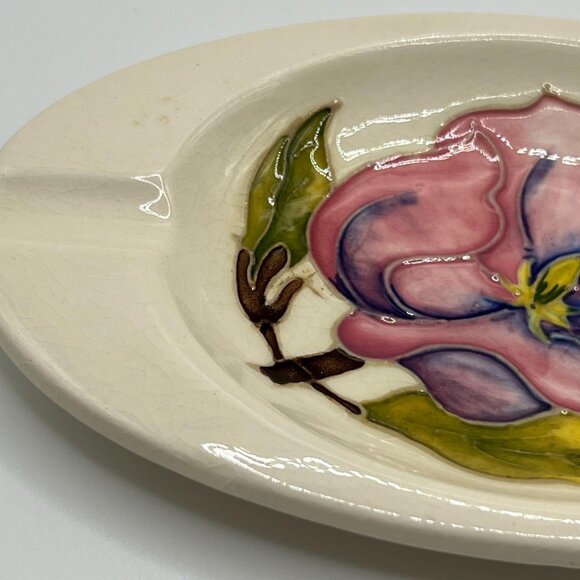 Rare Moorcroft cream with pink hibiscus oval ashtray. Signed. Made in England - Picture 3 of 8